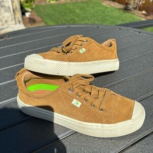 Cariuma suede shoes size 7